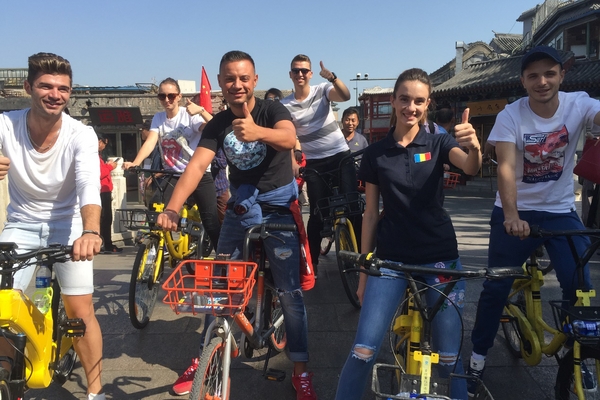 老外骑车逛胡同城市单车微旅行活动在京举行