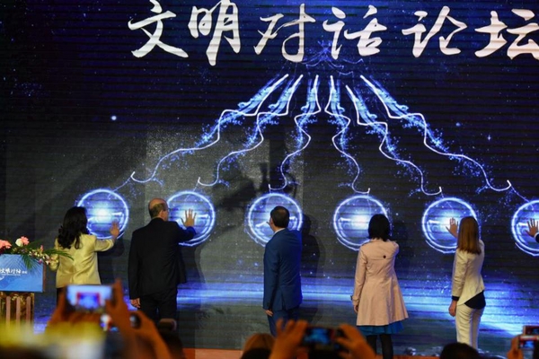 走进文明对话论坛现场展示 成为工作用车