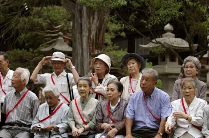 日本人70岁还能开车，为了不让老年人开车，交警操碎了心