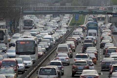 国庆回家，堵在路上有三急，在高速上方便可能会要命！