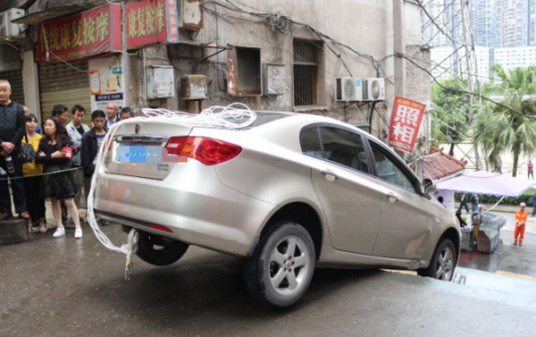 四川一女司机跟着导航找车位,结果被卡石梯上