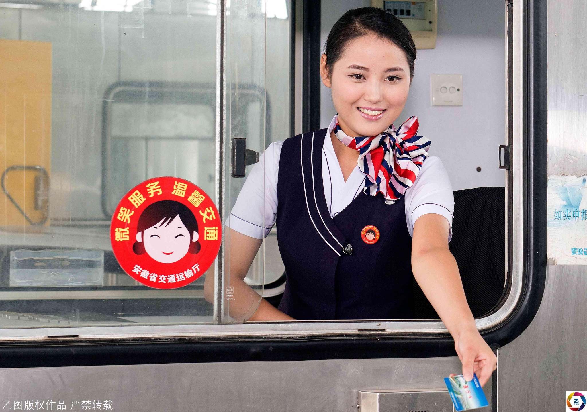高速美女收费员一天微笑八千次,司机:想多交几次费