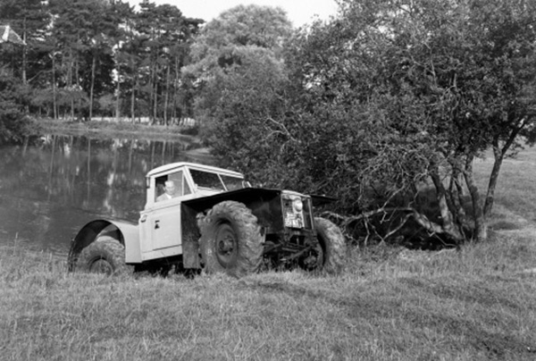 路虎卫士最初的定位是一辆集轻型拖拉机和越野车功能的多动能汽车 路虎卫士最初的定位是一辆集轻型拖拉机和越野车功能的多动能汽车