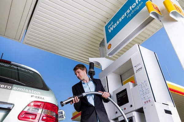 9月15日，丰田和本田与壳牌石油有限公司宣布将在北加利佛尼亚州安装七处氢燃料补给站