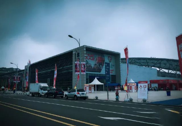 不凡动力!电摩挑战摩托,闪电-GT街跑版大秀特