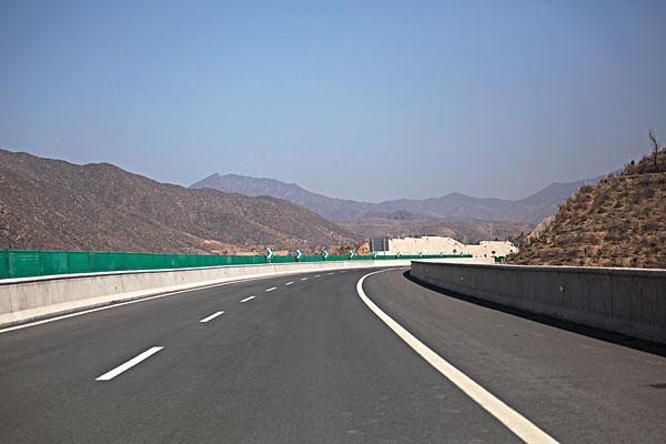 高速走中间车道更安全?其实还有别的好处