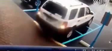 SUV倒车失误撞入洗衣房  ​