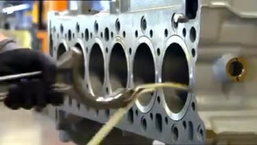 汽车奔驰制造业强国高端智能制造，奔驰卡车这么牛全靠奔驰发动机，那么它是如...