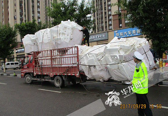 货车超高超长被交巡警叫停 来看看不经意间的超载