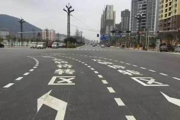 新手司机注意了，左转和调头的区别很大，不留神扣6分！