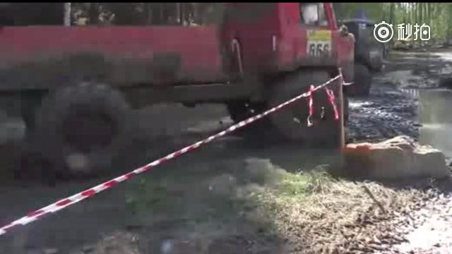 这卡车的动力没得说啊。这样整都不会熄火？