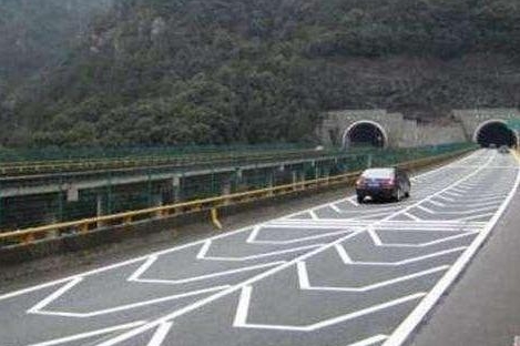 高速公路上不认识这些标线，就个个都成为扣分的“陷阱”