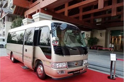 这款普通中巴，丰田考斯特 竟然成了大巴车的标杆，打开车门秒懂