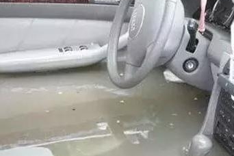 忘关天窗，又碰上下暴雨，这滋味有多酸爽？