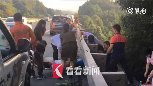 高速护栏外解手 不料一脚踩空丢了命 ………新能源车市  ​​​