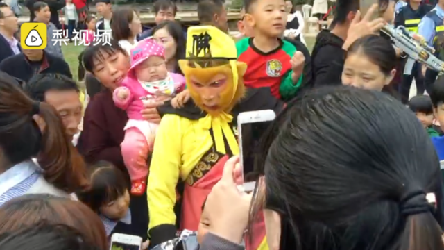 囧哥:我秦始皇打钱!手机掉兵马俑坑 导游称成文物了 囧哥:我秦始皇打钱!手机掉兵马俑坑 导游称成文物了图片