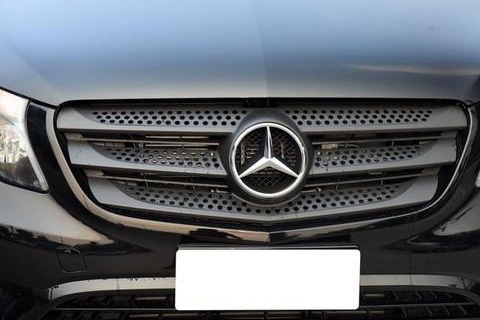 这奔驰轴距3米4才卖30万，还配一块假屏幕，差点以为是众泰