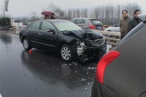 雨雾天气路面湿滑，做好这几点，是安全行车的关键