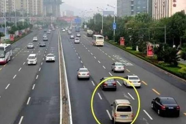 自驾出游跑高速，可记得走中间车道？这里边门道多着呢