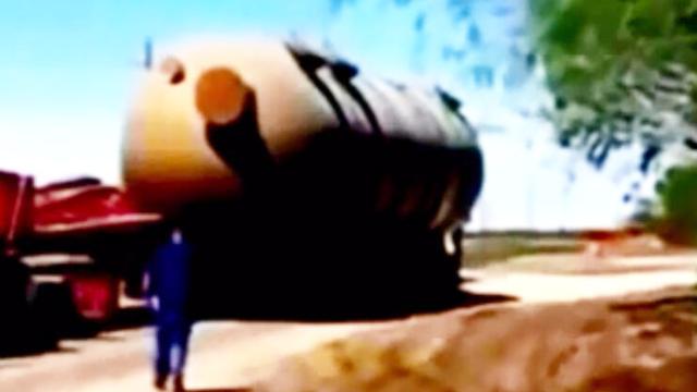 重型卡车轮胎有异样，司机反映及时，躲过惊险的一瞬间