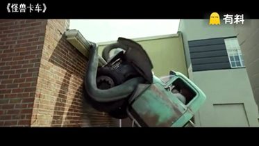 这辆卡车竟然会伸出手臂，爬到屋顶，太牛了 新年新套路猎奇视频 更多精彩内...