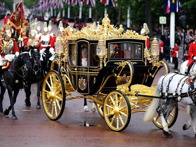 ▲皇家马车,后边标配俩小伙儿