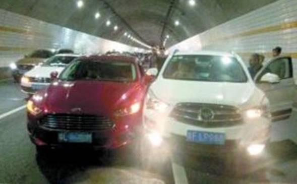 国内首次重罚！因争执而堵车7公里，两司机不单罚1000元，还被吊销驾照！