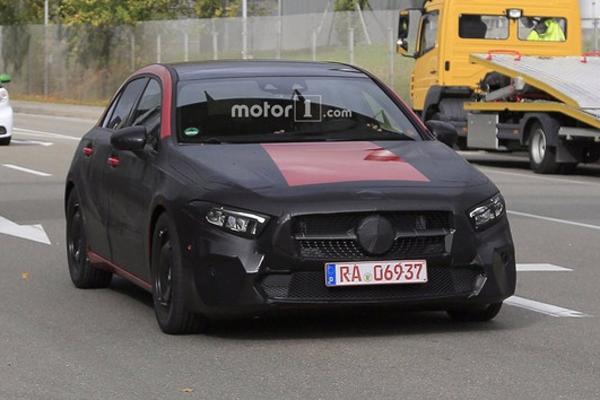 曝奔驰全新A级路试谍照 2018年3月亮相