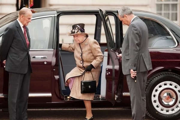 从亿元宾利到出租车，英国女王家里都有些什么车？