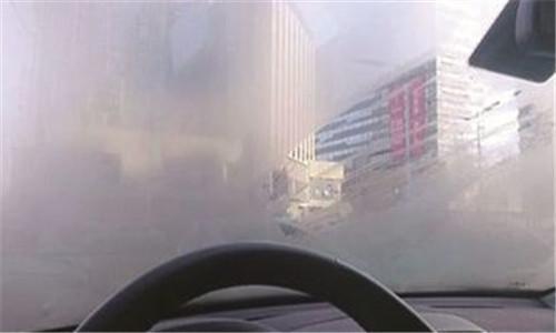 老司机这个绝招 再也不怕挡风玻璃起雾