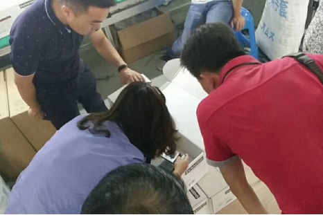 打假不遗余力 沃富林配合执法机关捣毁两处丹拿造假窝点