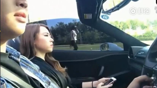 小伙开跑车上街带了个美女说亲就亲，才知道自己为何单身29年？ 豪车 美女...