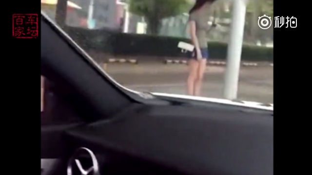 带泰迪开敞篷跑车，路边搭讪美女，几句话就搞定了！