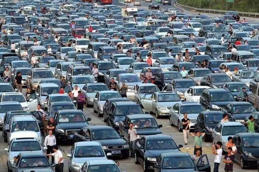 中国的高速公路，为何不全年免费？真相原来......