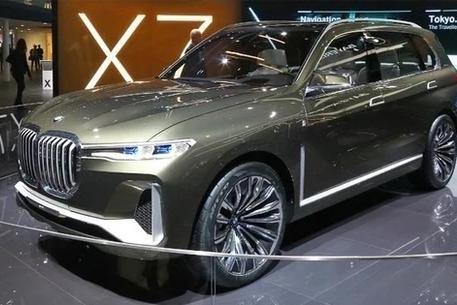 宝马最大的SUV，配2个大龅牙，车内的1根水晶鸡腿够玩一年！