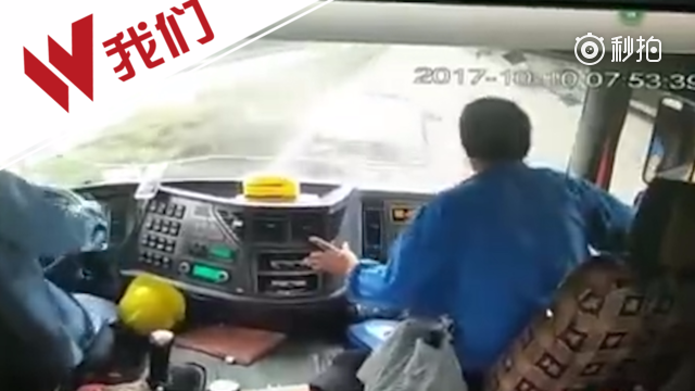 囧哥:世界杯场地不合格 战斗民族在球场外搭临时看台 囧哥:世界杯场地不合格 战斗民族在球场外搭临时看台图片