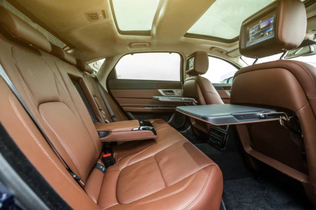 同是“西装革履”,看捷豹XFL如何优雅地诠释豪华