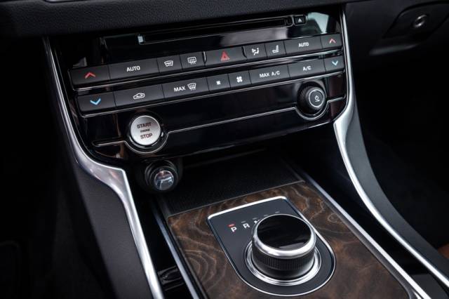 同是“西装革履”,看捷豹XFL如何优雅地诠释豪华