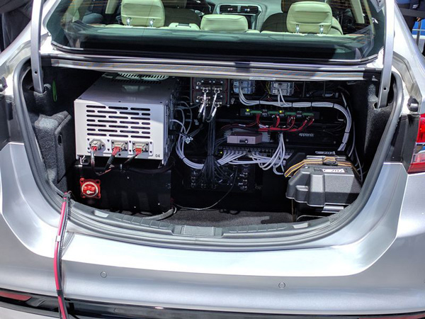 一辆福特Fusion自动驾驶原型车后备箱中的计算机组件 一辆福特Fusion自动驾驶原型车后备箱中的计算机组件