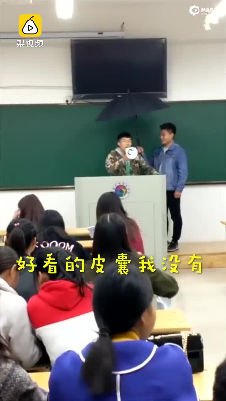 囧哥:世界杯场地不合格 战斗民族在球场外搭临时看台 囧哥:世界杯场地不合格 战斗民族在球场外搭临时看台图片