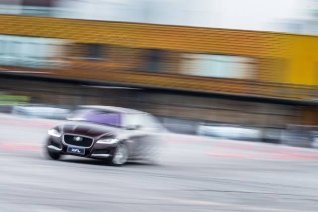 同是“西装革履”,看捷豹XFL如何优雅地诠释豪华