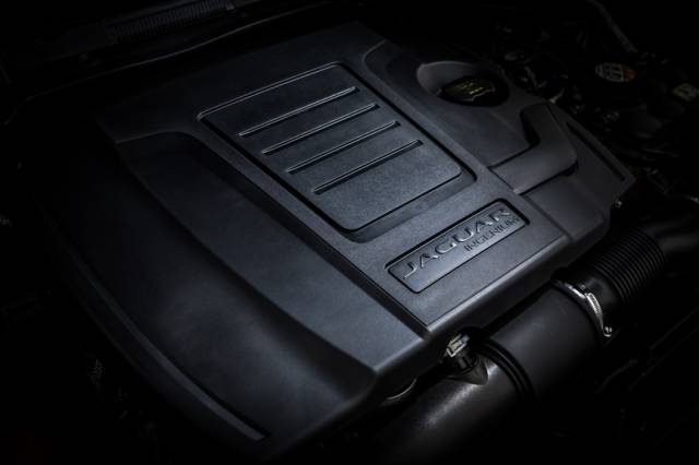 同是“西装革履”,看捷豹XFL如何优雅地诠释豪华