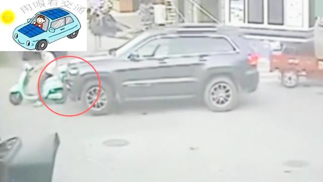 电动车女人惹怒越野车，直接一脚油门撞了上去，这是路怒症吗