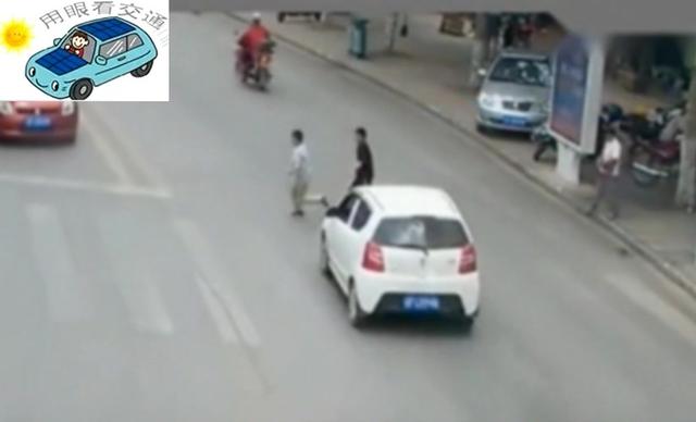电动车大哥变道太任性，接下来空中翻了几个跟头，他得多后悔啊