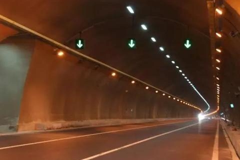 隧道内发生事故，不这样处理的话当心驾照被吊销！