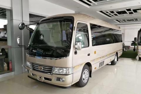 终于明白领导出行，不选迈巴赫劳斯莱斯，而选丰田考斯特亮点在这