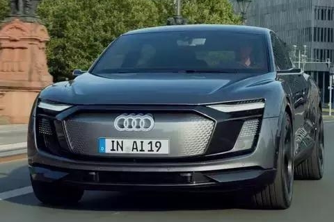 车身超5米 奥迪Q8即将上市 宝马X7得抖一抖