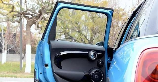 别再大力甩车门 戳此教你如何有风度的关门