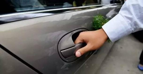 别再大力甩车门 戳此教你如何有风度的关门