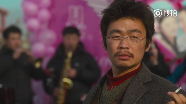 王宝强抽烟回头看婚车,结果却成为了经典表情!图片
